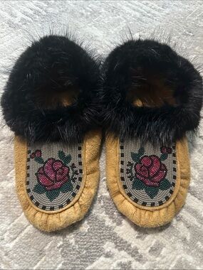 Black Fur-Trim Beaded Rose Moccasin Slippers - Women